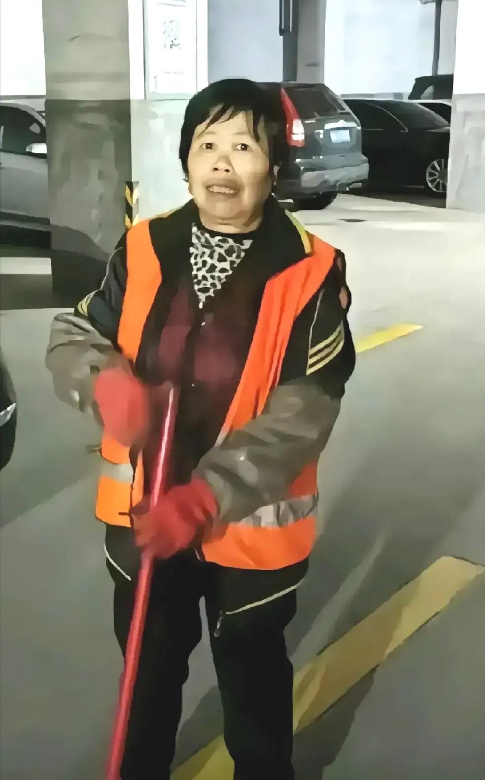 看了这张图片，其实我不说大家心中早已经有了答案。没错，她长得跟玻璃大王曹德旺很像