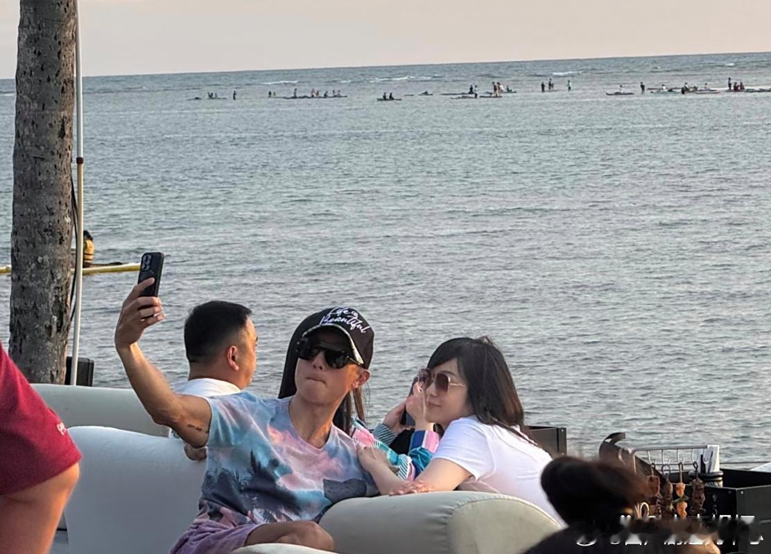 吴尊和老婆在马来西亚海边看日落，躺在沙发上，喝着椰汁，真的好享受，有钱人的生活真