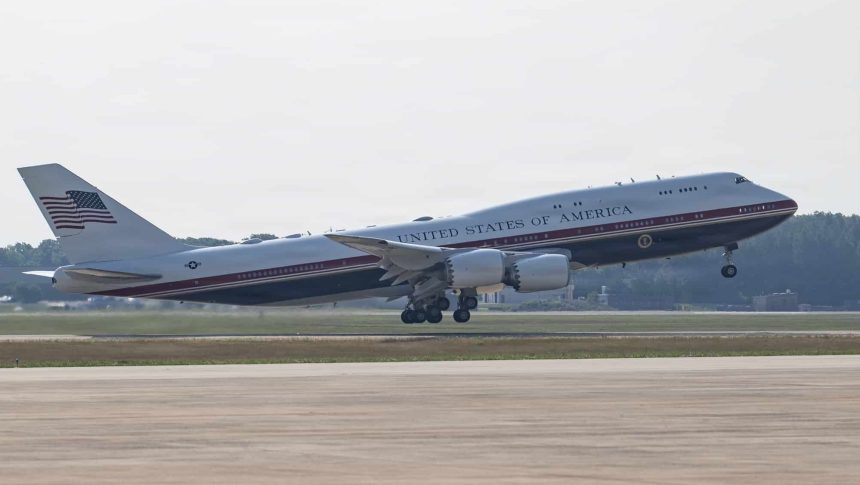 烽火问鼎计划 美国总统对记者表示，新型 VC-25B 桥梁飞机很快将进行进一步改
