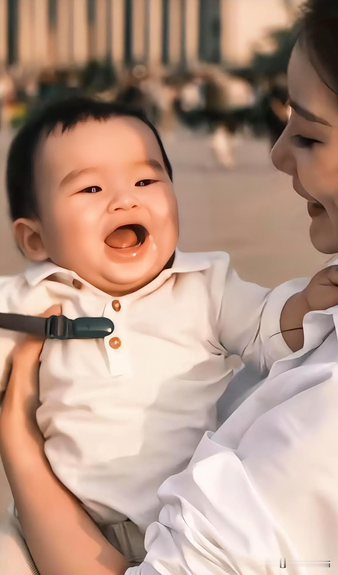 小汪宝的动态，瞬间被暖到了。国庆带孩子去天安门，就冲这点给她点赞！

漂亮的妈妈