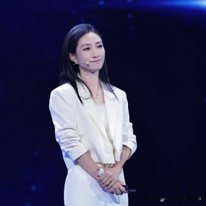 #陶昕然哽咽谈9岁时差点被性侵#
很少见到女明星会公开说自己的这些经历，因为如果