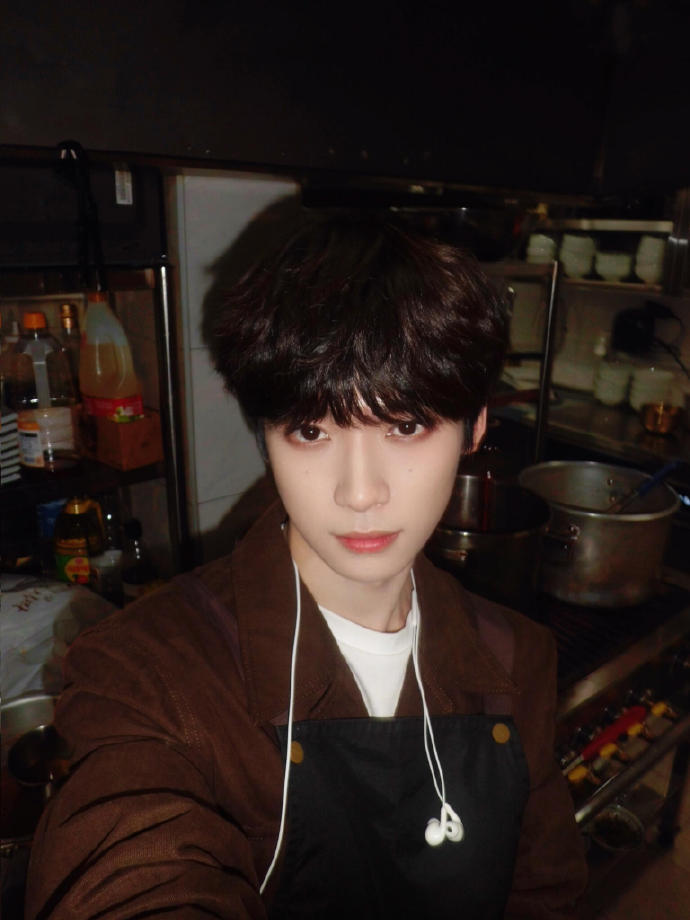 梓渝的猫咪被赋予大鱼和小十一的名字，简单称呼背后是深厚情感，宠物带来的陪伴，让生