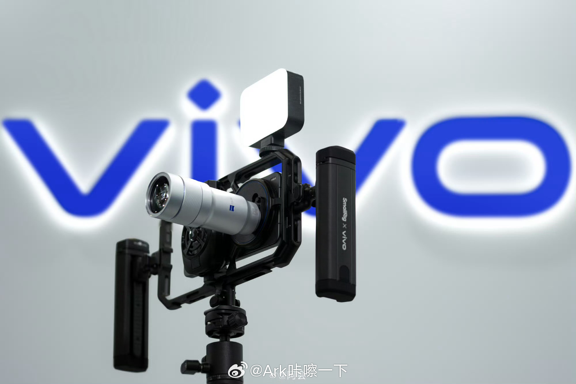 愈发地离谱，vivo X300 Ultra上了400mm增距镜，手机厂商再卷下去