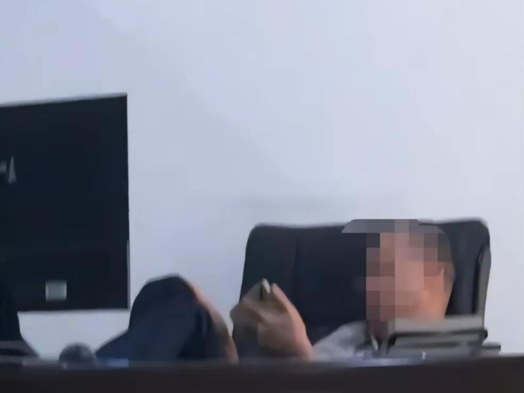 海口税务局职工被曝上班期间把脚翘到桌子上用手机玩游戏！
 
5月21日上午11点