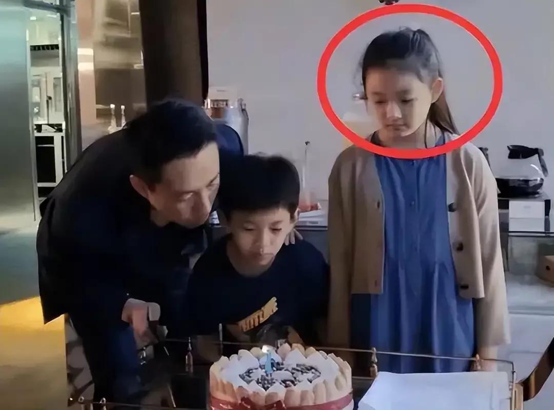 有网友猜测大S疑似要放弃两个孩子抚养权了，原因有二。
1、汪小菲为了多跟两个孩子