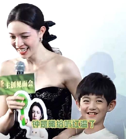 8月22日，新剧见面会宛如一场欢乐派对。有个小演员，江湖人称“小孩哥”，那可是鼓