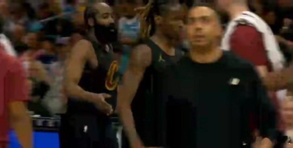 骑士vs黄蜂黄蜂4号新秀克努佩儿三节27分，打爆骑士！骑士背靠背客场挑战黄蜂！莫