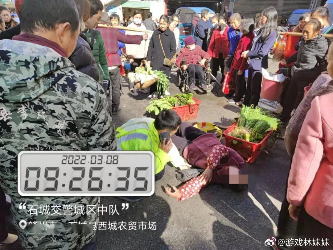 老人卖菜获博主帮助后遇车祸去世暖心博主包圆饭菜，八旬老人回家途中不幸离世，孙子含