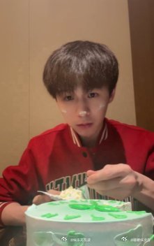 何浩楠直播给粉丝庆生 一份陪伴，一份温暖，治愈又感动 