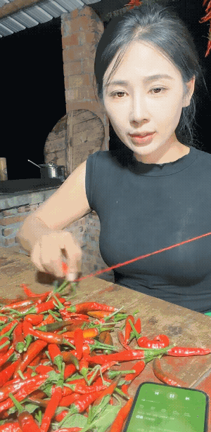 这辣椒穿好了晒干了能卖给我吗？[捂脸]