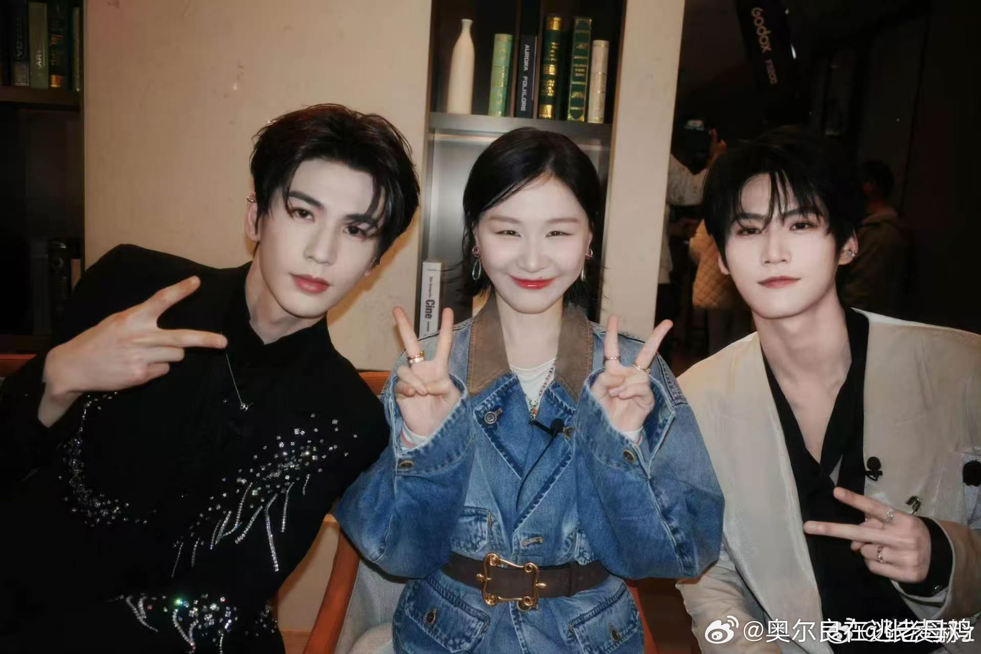 杨超越帮张凌赫穿衣服金靖说张凌赫披个麻布都帅 龙袍的材质被张凌赫穿出了环保袋的感