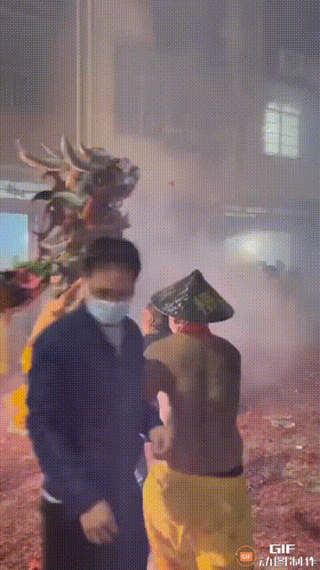 外地人很少有人知道，炮龙节抢龙鳞、龙珠、龙须等等也是当地风俗之一，传说如果能抢到