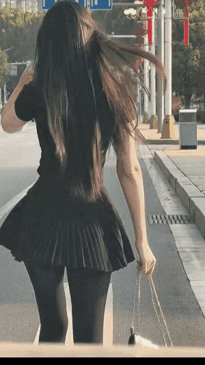 第一次看见这么漂亮的美女
不知不觉跟了她好几条街[尬笑]
