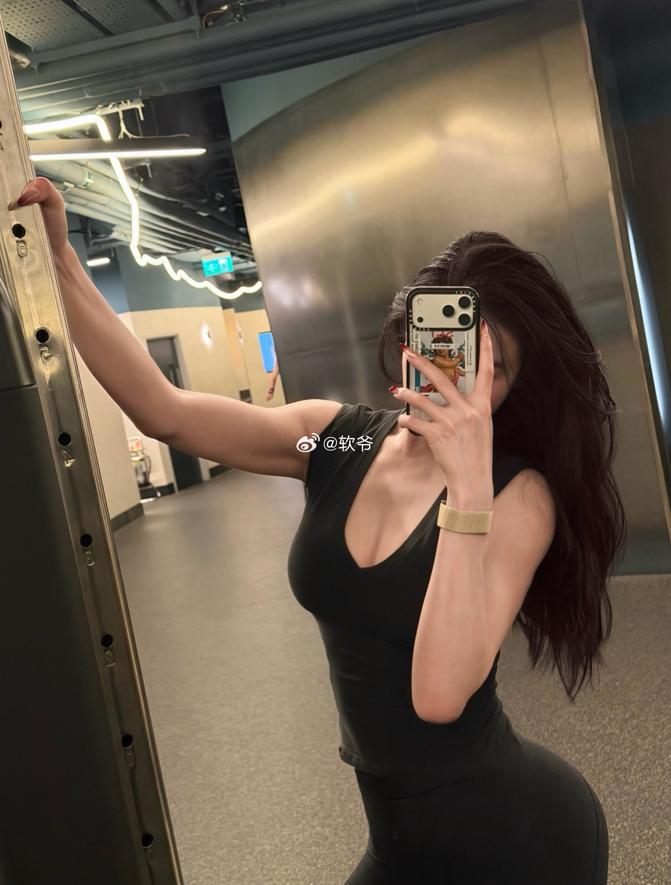你说最近过的还算幸福美满。 