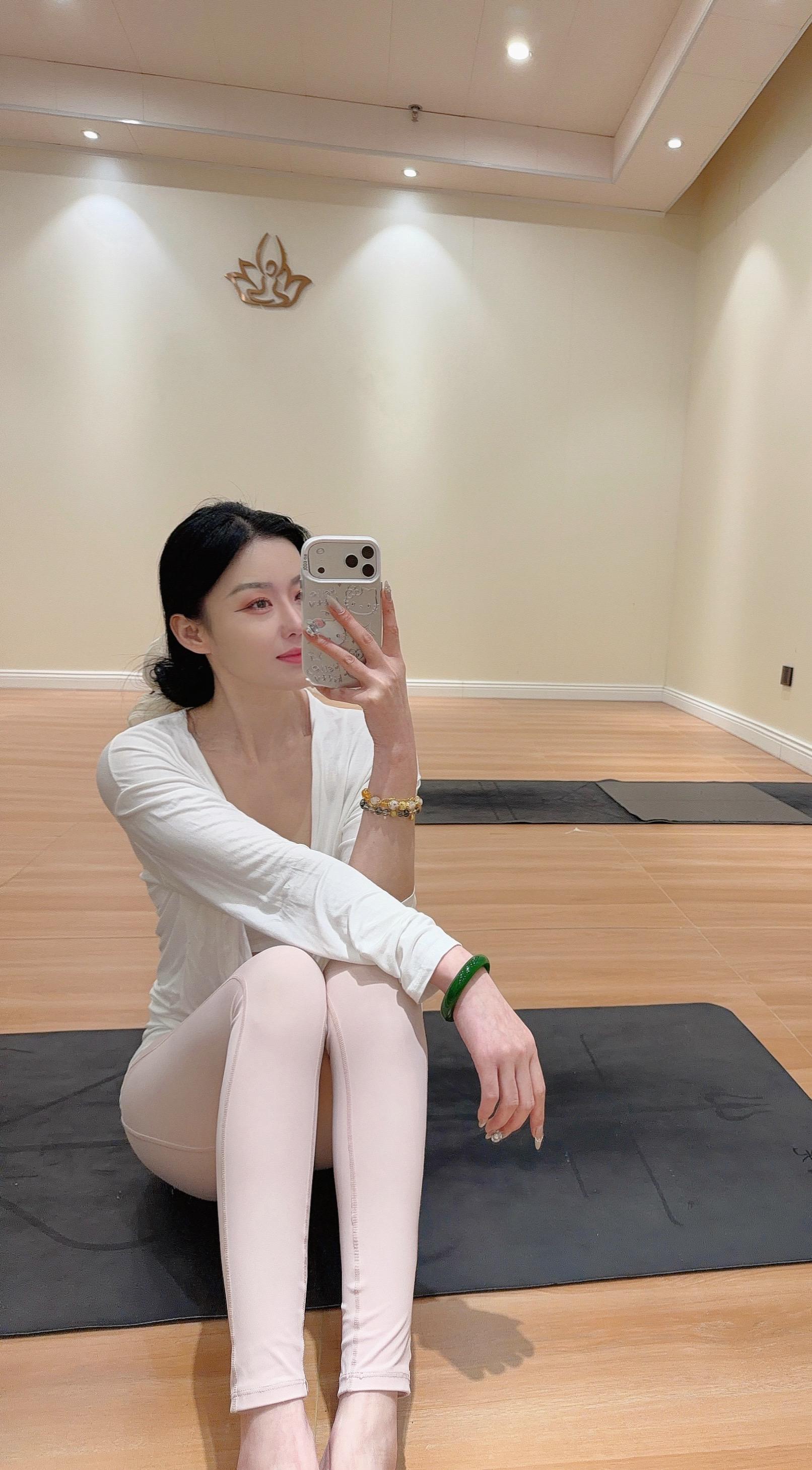 认真经营自己，规律生活，自信，快乐，热情，与时光沦落为安，练习没有春夏秋冬.