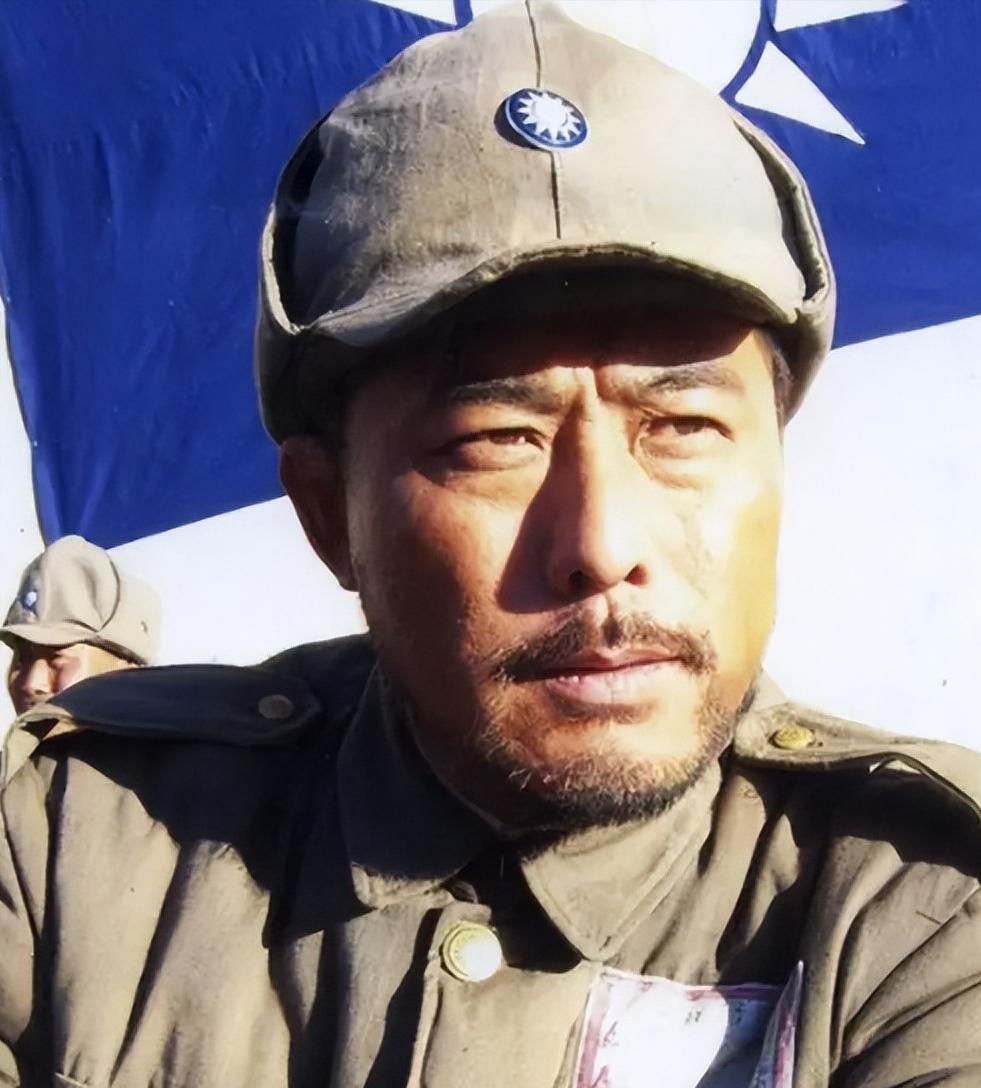 [微风]1948年12月22日，解放军攻入新保安，35军军长郭景云很顽固，掏出手