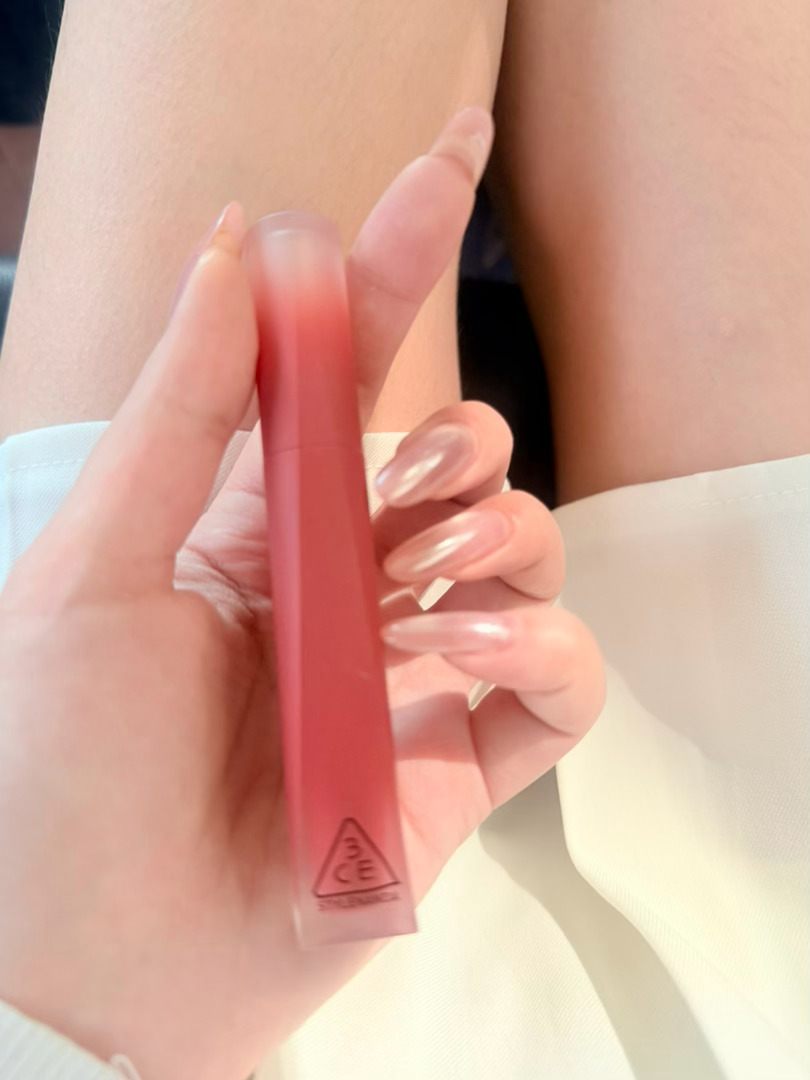 新买的3ce的唇釉 好米这个颜色 超显白！（高定丝绒唇釉 色号21 炽热棕） 