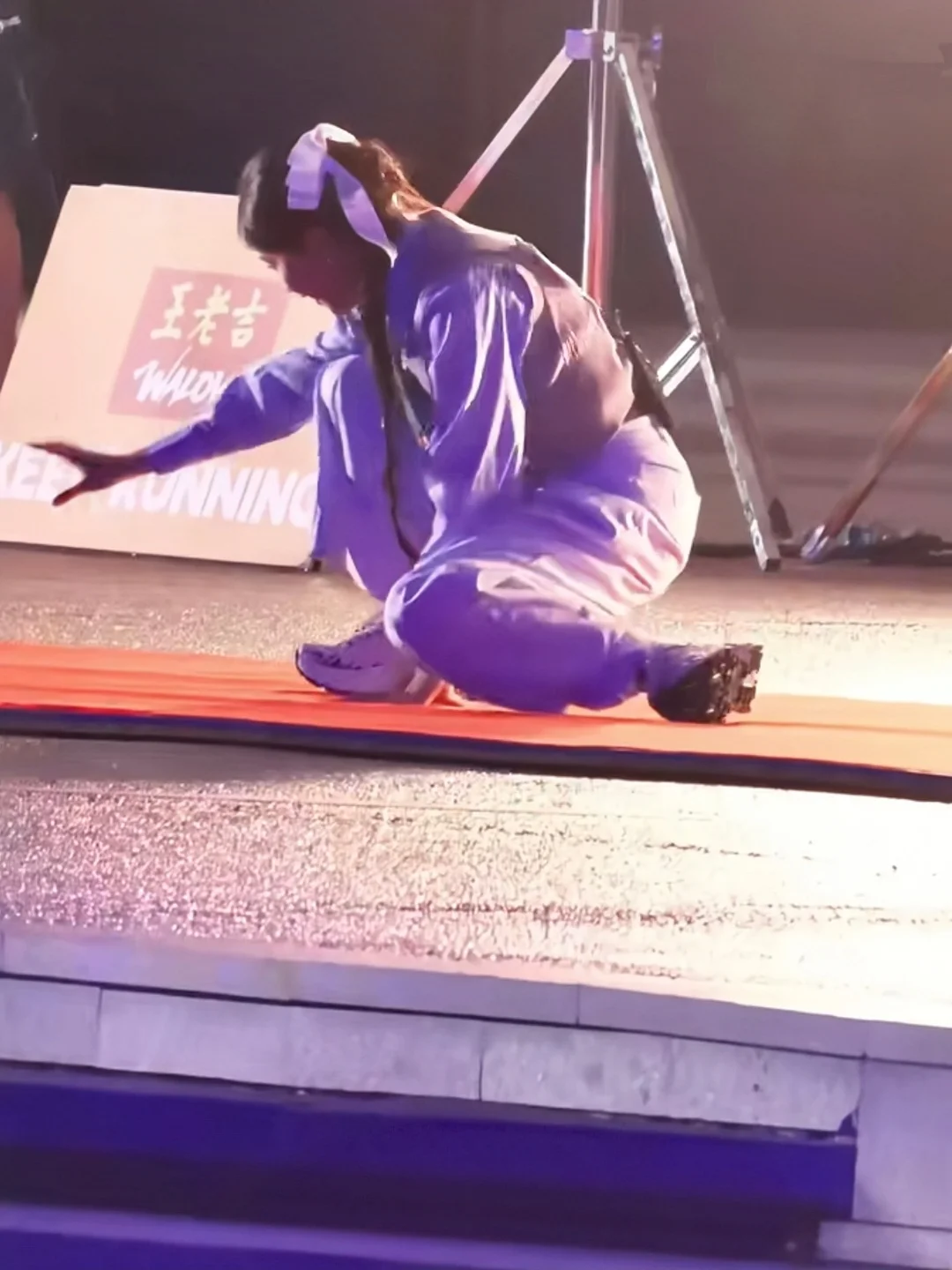 大家知道白鹿在干嘛吗？？？