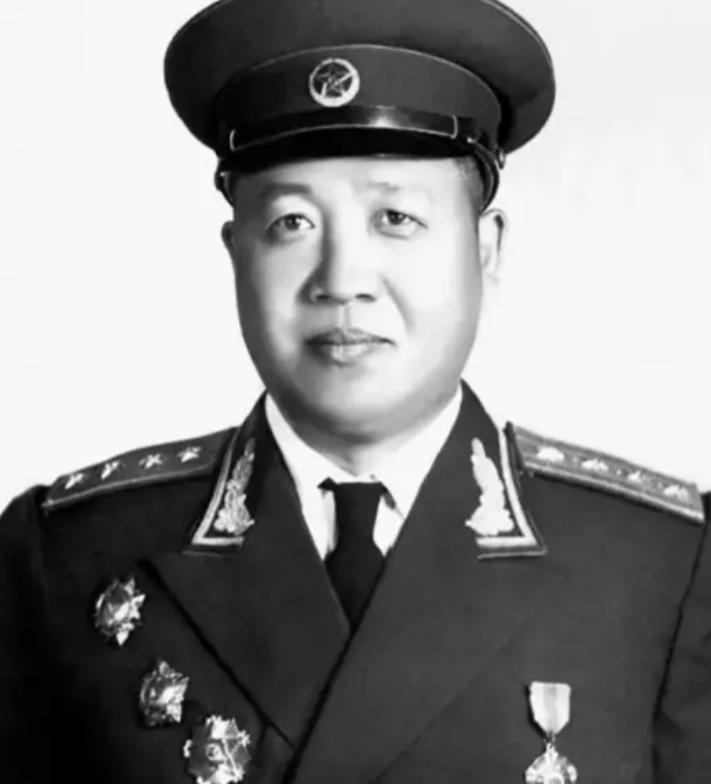 范天恩和朱月华，同为抗美援朝之初38军的正团级干部，前者授上校军衔，后者为中校。
