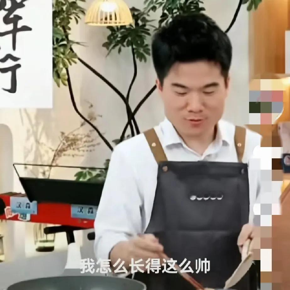 笑死了！董宇辉一点也不谦虚了！今晚，在教网友炒面时，他感叹道：

“我怎么长得这