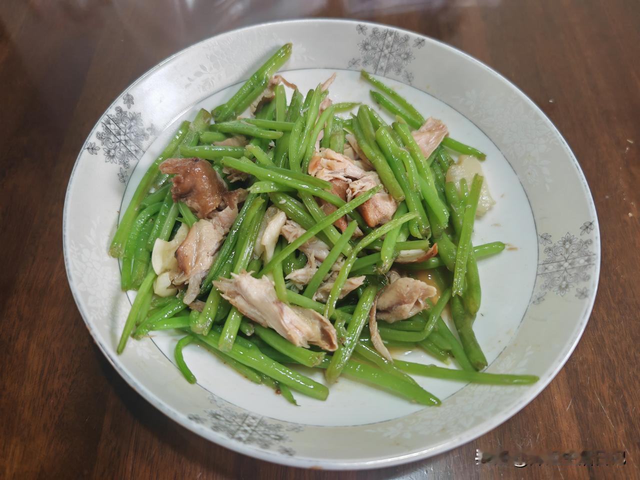 地瓜梗好吃吗？
最近迷上了吃地瓜叶，秋天的地瓜叶特别嫩，我喜欢把梗掐下来，与叶子