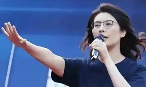 万万没料到，新当选的国民党主席郑丽文，一查才发现她不仅是个“蓝二代”，身上流着那