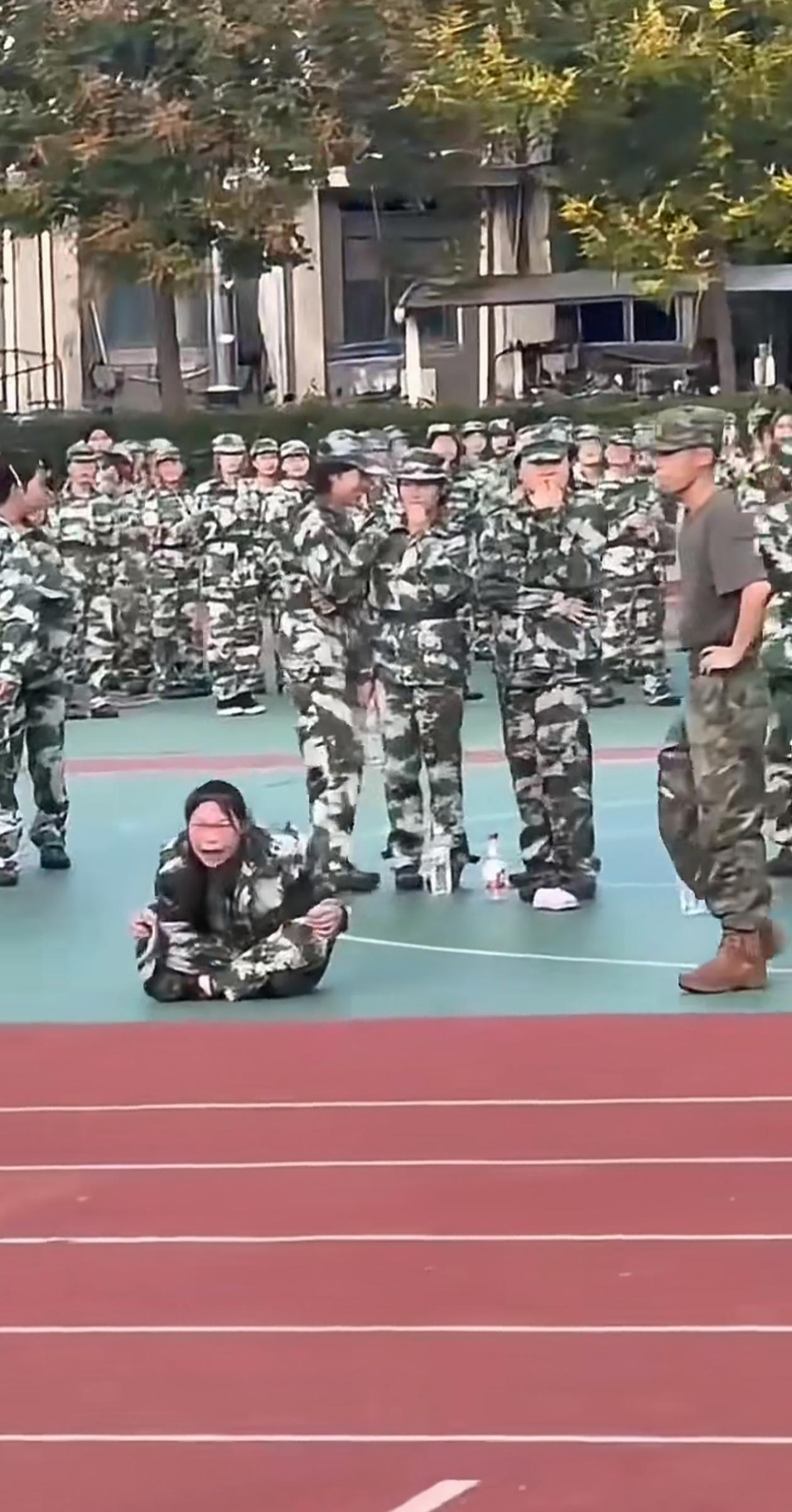 该淘汰的不应该是军训，而是适应不了军训的孩子！

学校军训，这个孩子崩落坐在地上