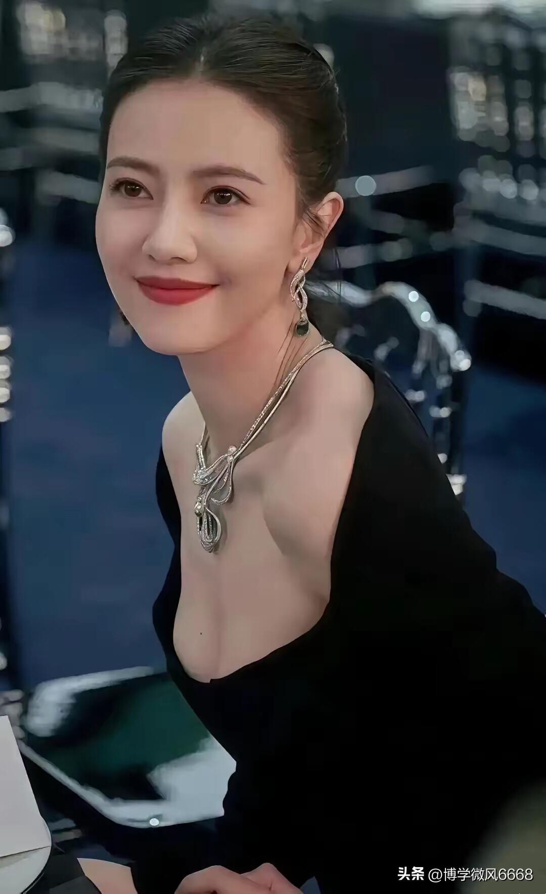 高圆圆才是不老女神，这么多年都没怎么变过，脸上没有皱纹，皮肤还那么细腻有光泽度，