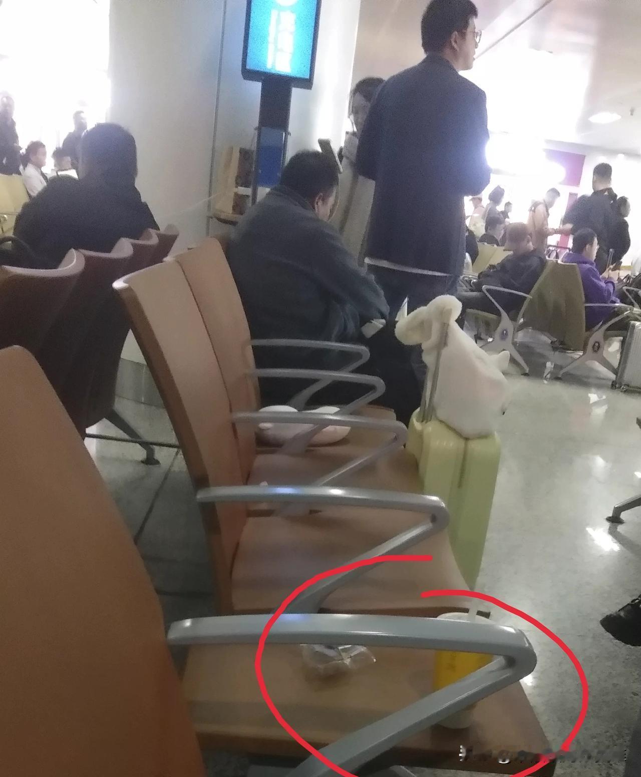 手里端一杯咖啡或者奶茶、耳朵塞一个耳机、再穿着名牌衣服、拿着手机似乎是摩登青年的
