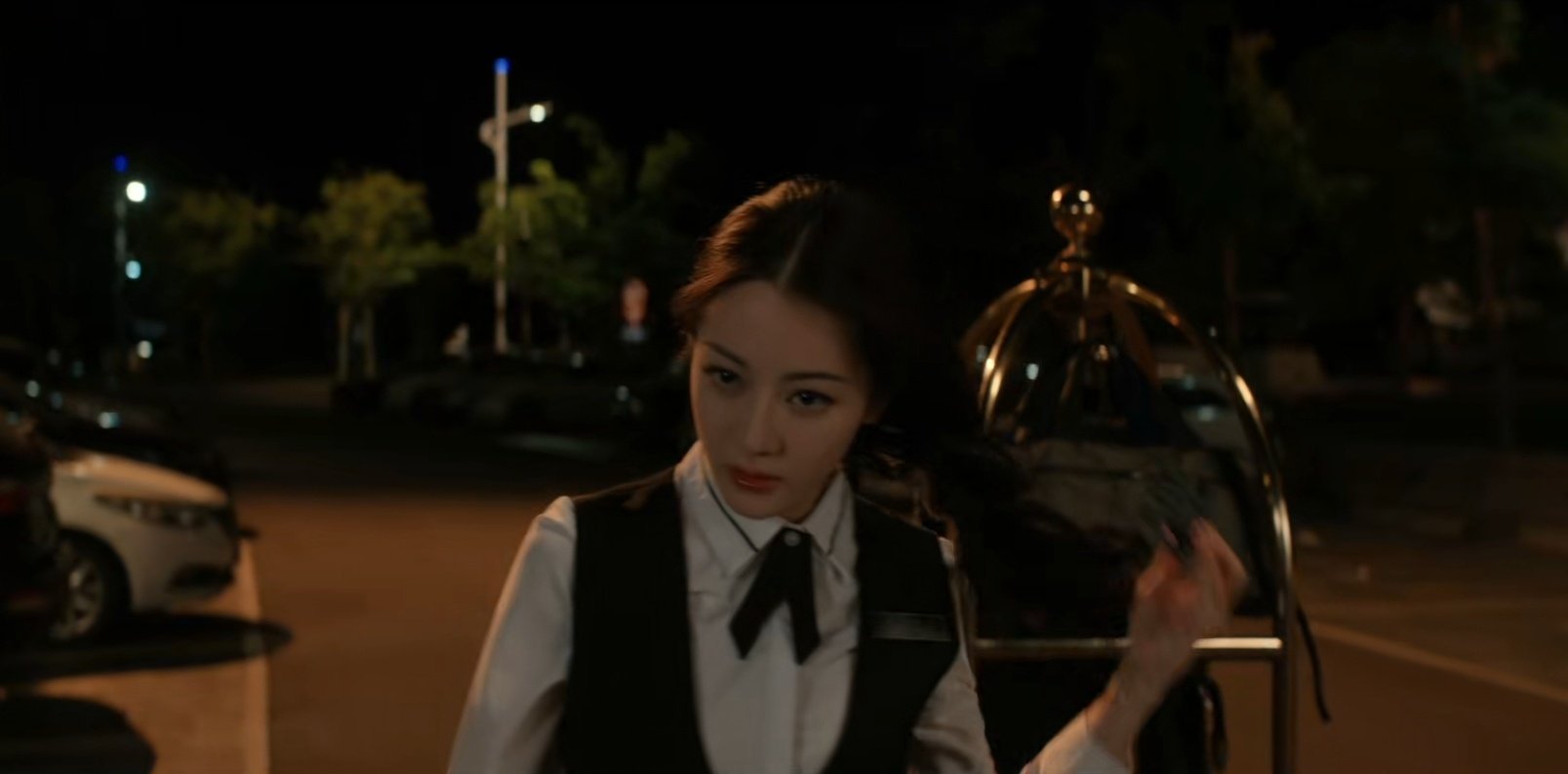 就这个制服散发的镜头我预感正片出来一定会有n个百万二创 