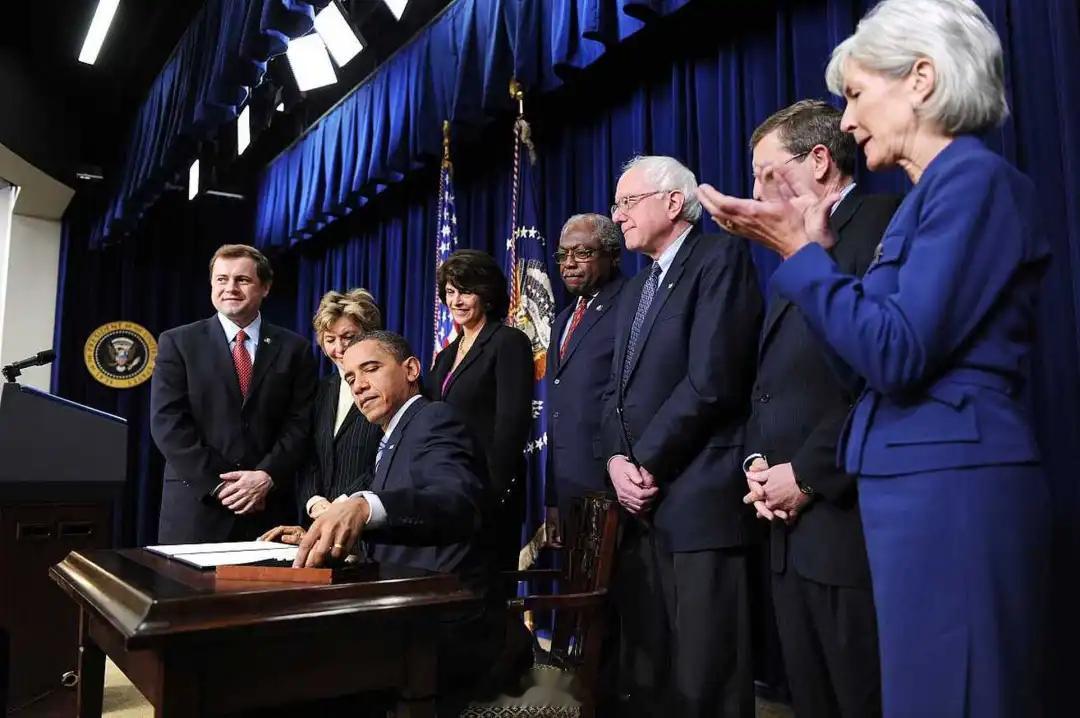 拜登在宣布特赦后前往非洲访问当地时间12月3日，拜登在非洲国家安哥拉进行外交访问