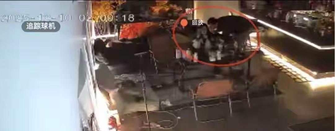 太可怕了！河南洛阳，35岁男子深夜进酒馆喝酒，中途他出门买饮料，酒杯留在桌上，没