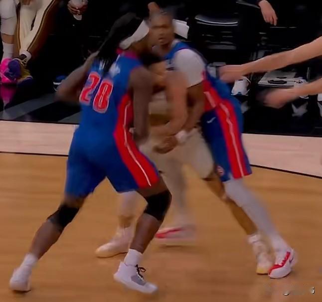 库里有点惨！奥萨尔谈防守库里：

“防库里很难。”

“必须给他足够的身体对抗。