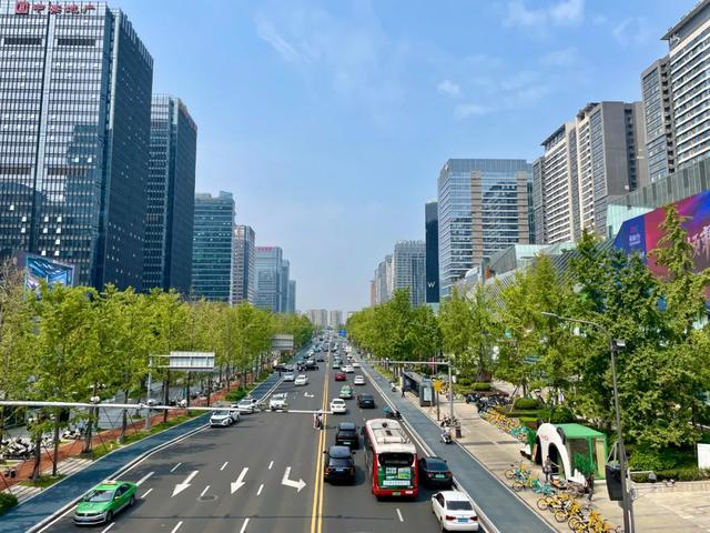 漫步交子大道，风里都是城市的鲜活气息。
        高楼林立，绿树成荫，交子