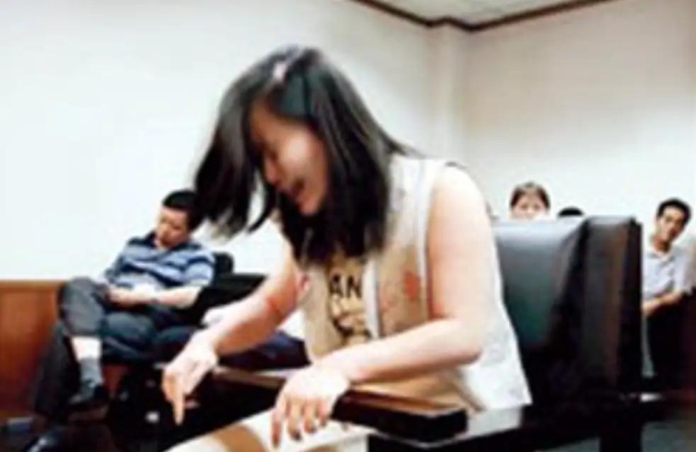 2006年，北京一中院的法庭上，一个戴脚镣的年轻女人哭到声嘶力竭，法官不得不休庭