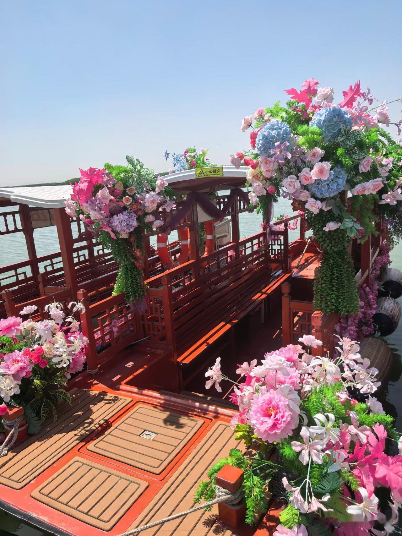 🌸💐🌺 花海中的浪漫游船，带你体验不一样的江南水乡风情！🚢🌿你最喜欢吃