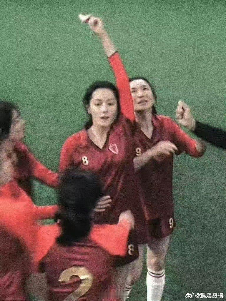 迪丽热巴功夫女足cos哪吒迪丽热巴钰珑cos哪吒张小斐迪丽热巴你俩在害羞什么谁能