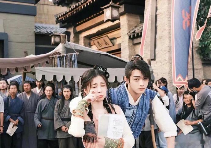 #虞书欣 内娱cp合照# 虞书欣在与内娱CP的合照上天赋尽显，每一张都有着别样的