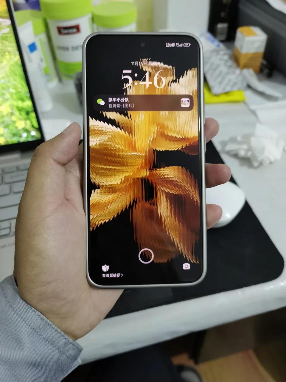 友商本以为华为Mate60 Pro带着麒麟和5G重新回归，已经够自己喝一壶了。然