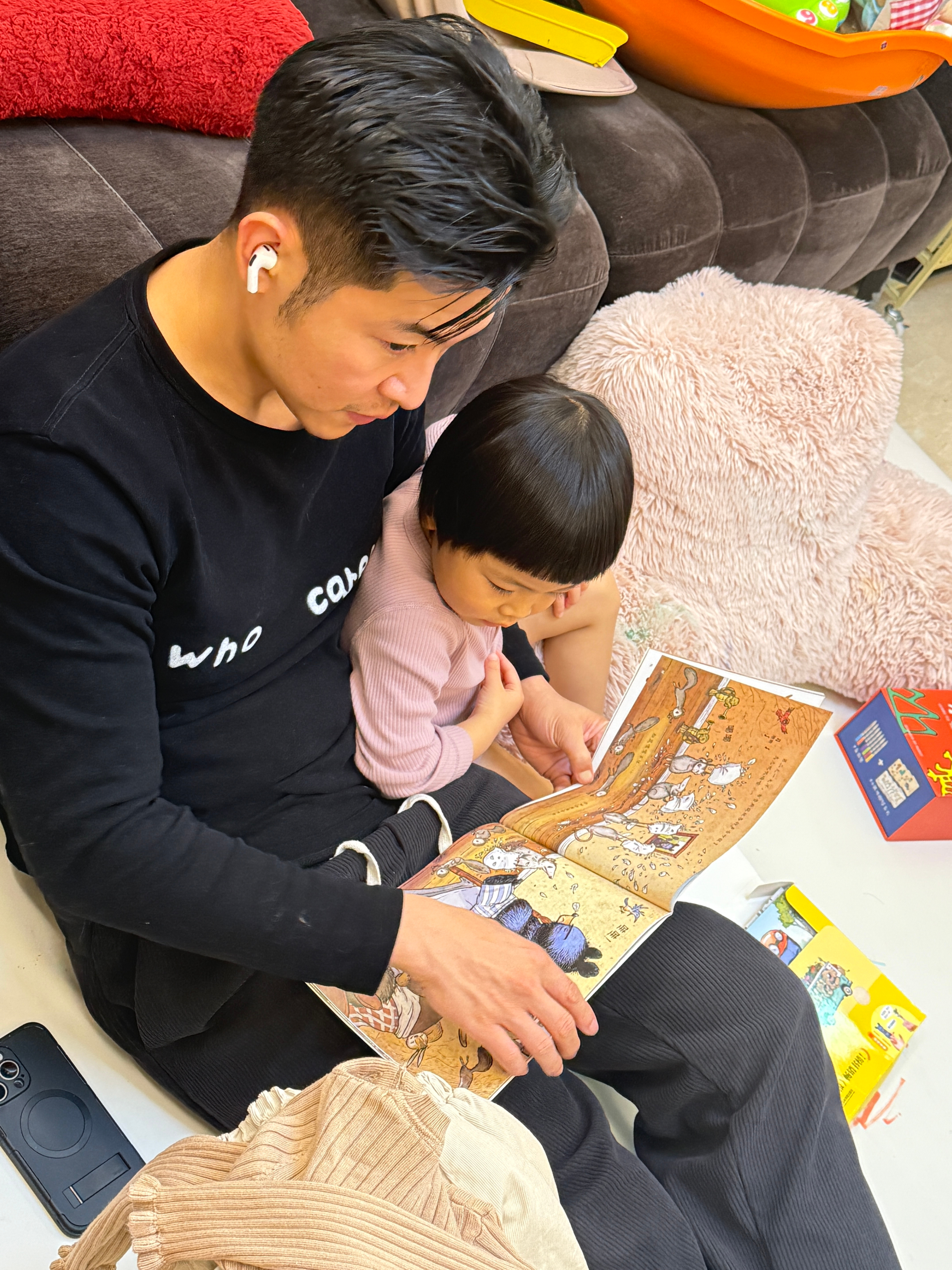 这男的头顶可能装了镜头感应器我刚举起相机此人： 