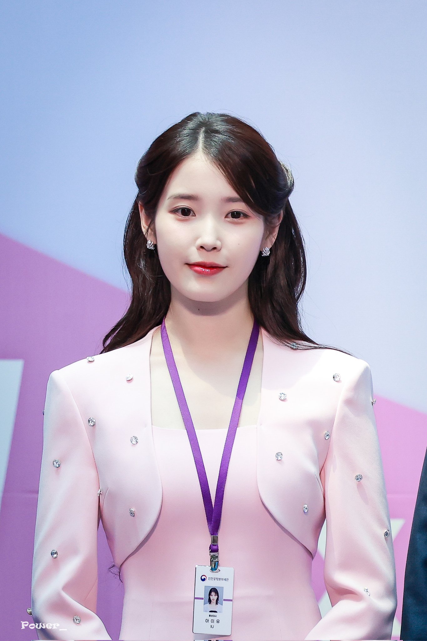 IU[超话]  🐥IU青龙视后 250725 IU 仁川机场海关宣传大使委任仪