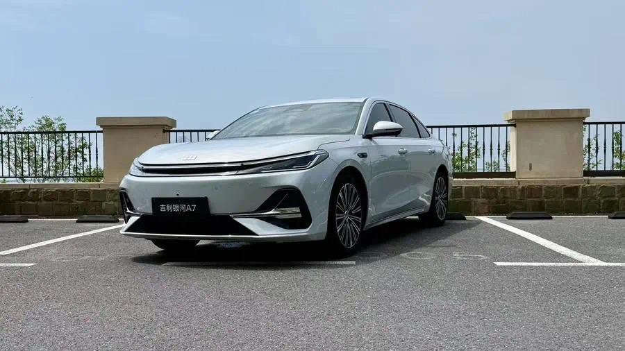 吉利银河A7上市限时8.18万起，轴距2845毫米，2100km综合续航，CLT