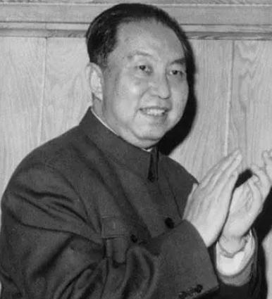 1981年，华国锋其实并没有辞去所有职务，他还保留了一个职务，直到2002年。