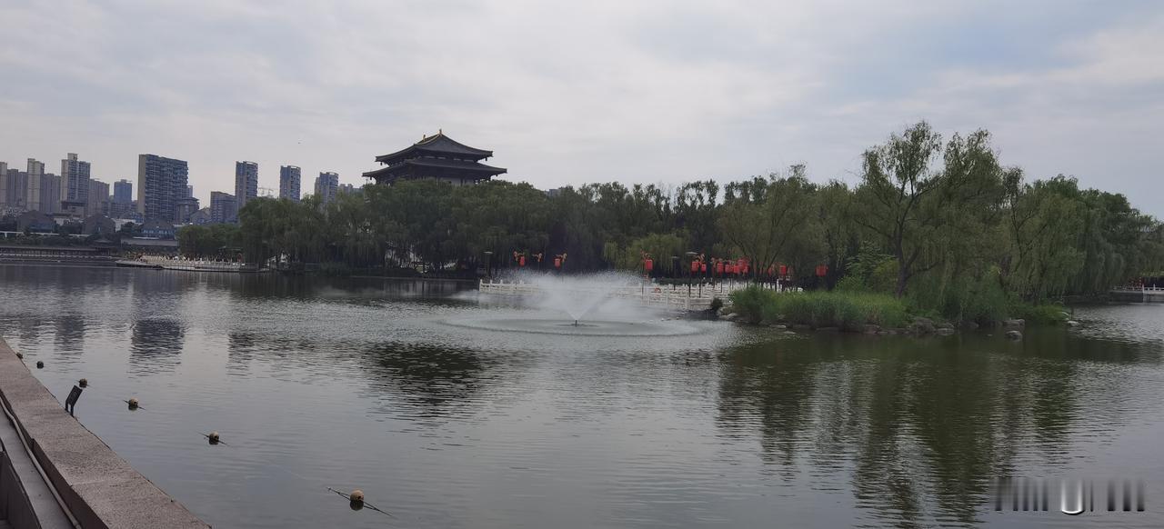 2026年6月20日十点零二分，我在大唐芙蓉园石船附近拍照。气温26℃，却是闷热
