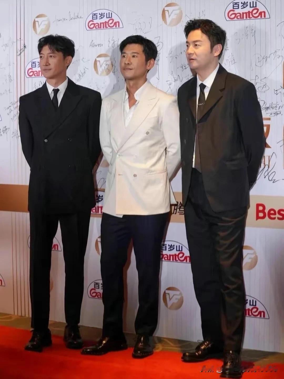 这三位长得真帅，左右两边的大家可能都能说出名字，那中间这位帅哥是谁呢？有谁知道他
