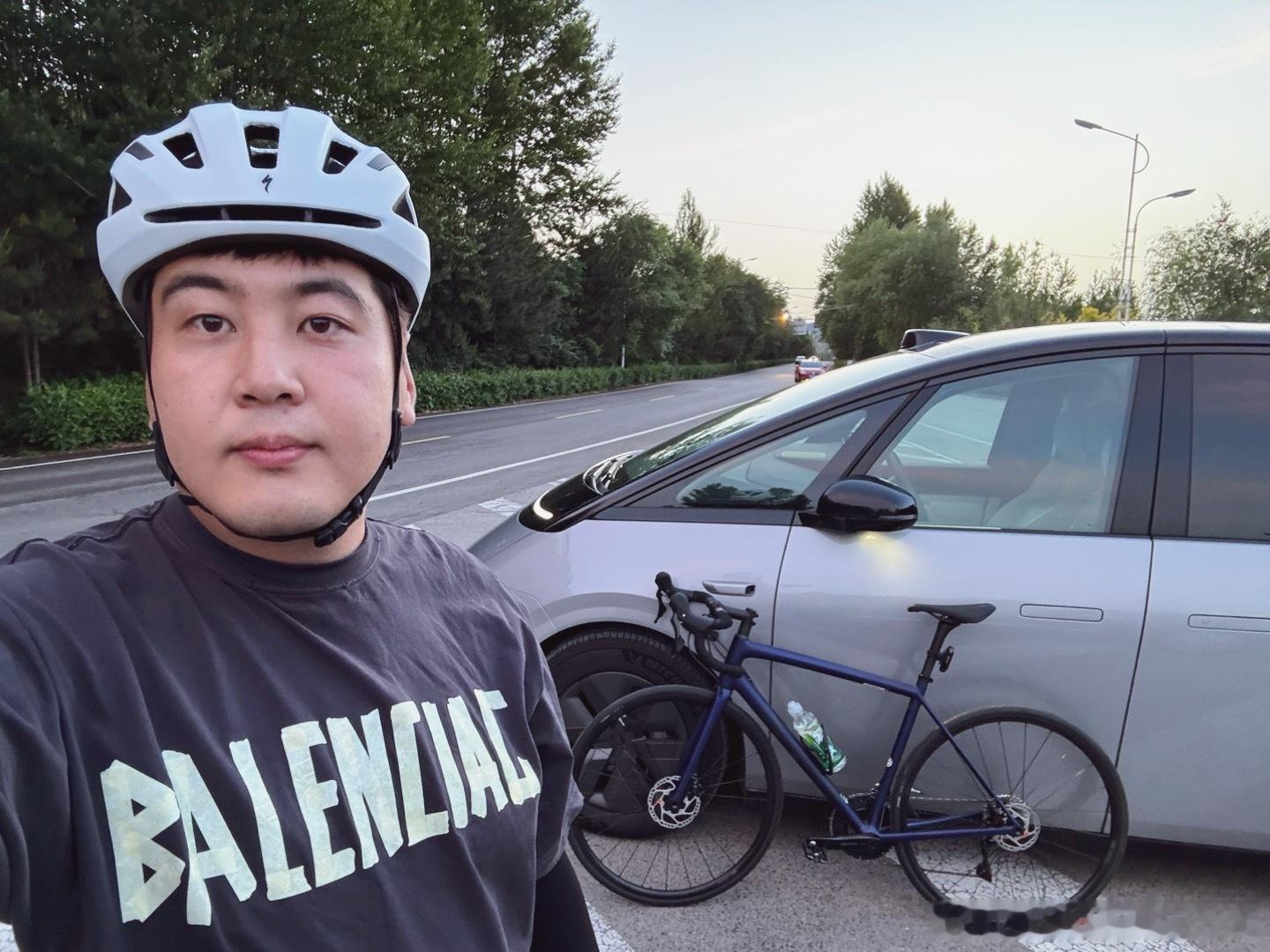 我 公路车 MEGA哪个最帅？#三公李##理想mega# ​​​