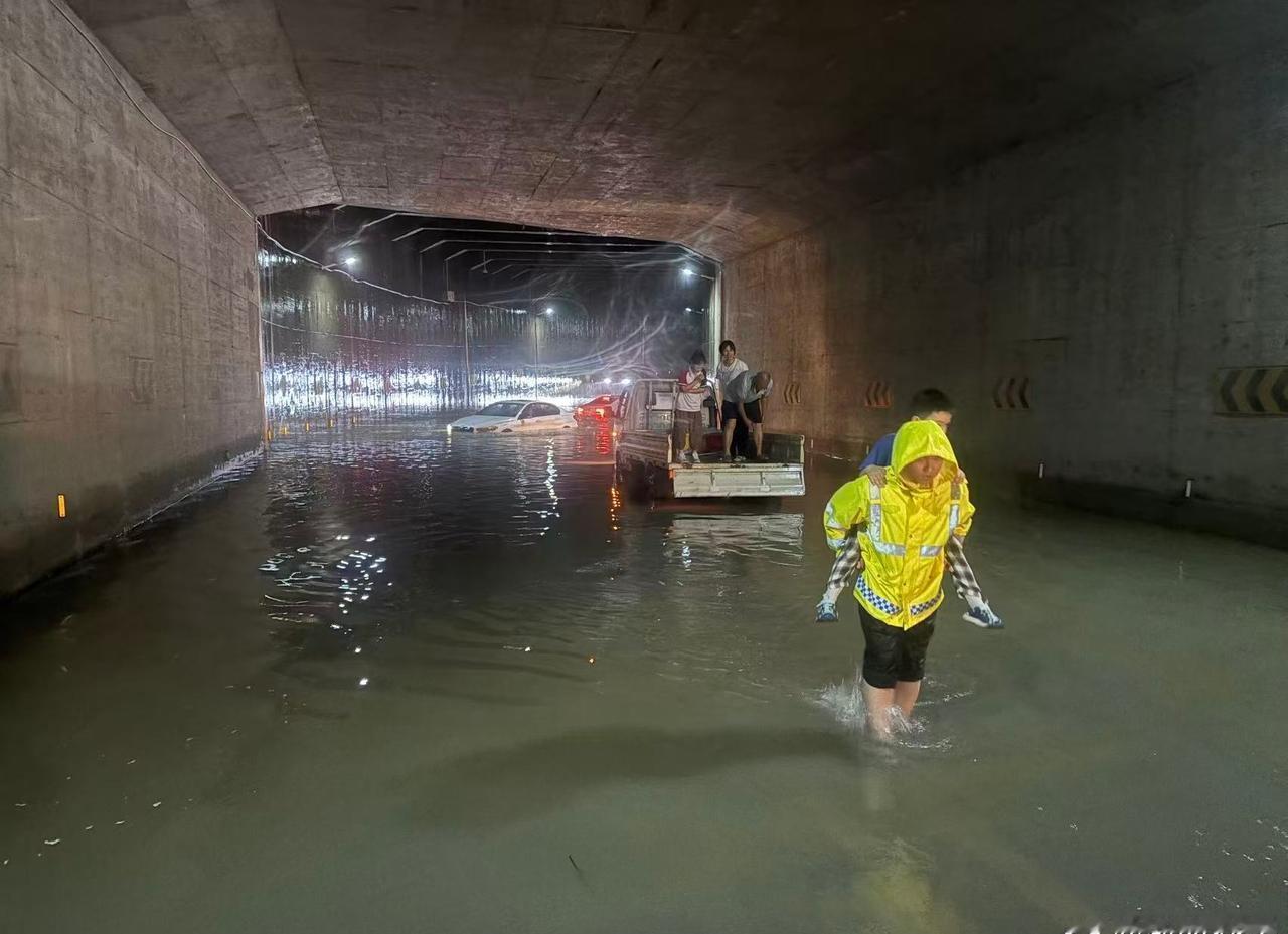 【暴雨致涵洞积水 交警赤脚背出被困群众】交警正能量 6月30日，永州祁阳遭遇强降