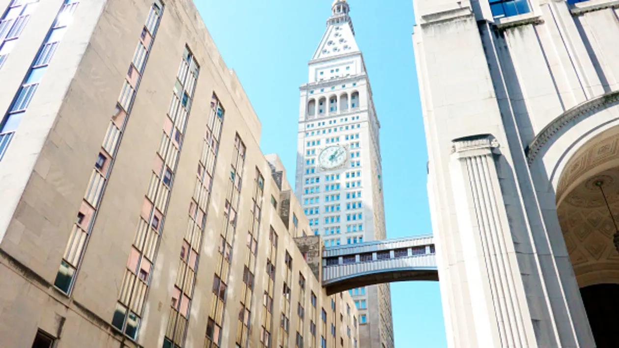 美国的房地产也不行了，商业地产交易量近两年来首次下降！

据CNBC《地产风向标