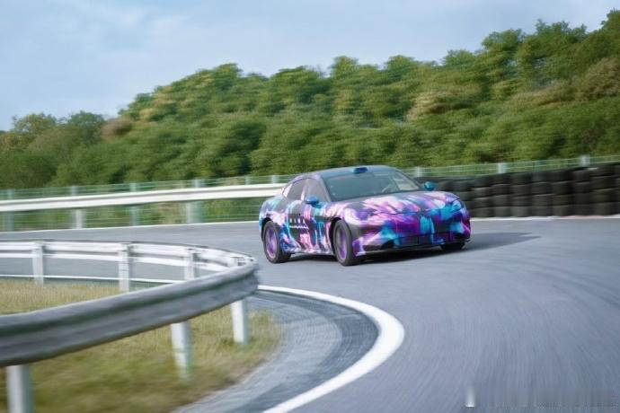 尚界Z7测试谍照曝光，车衣都搞得这么酷炫，配上官方放出的星河璀璨尾灯着实好看。