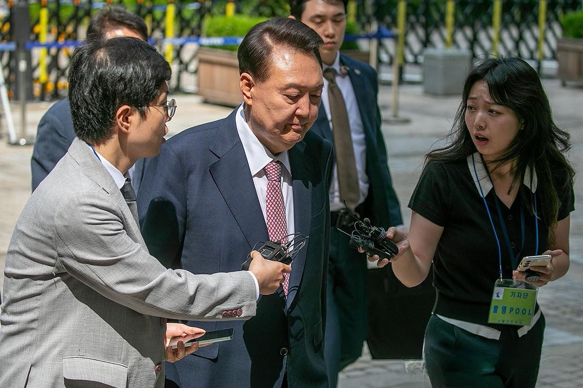 被记者围追堵截的尹锡悦面无表情
内心的“挣扎”不能露馅。只能委屈紧闭似“防盗门”